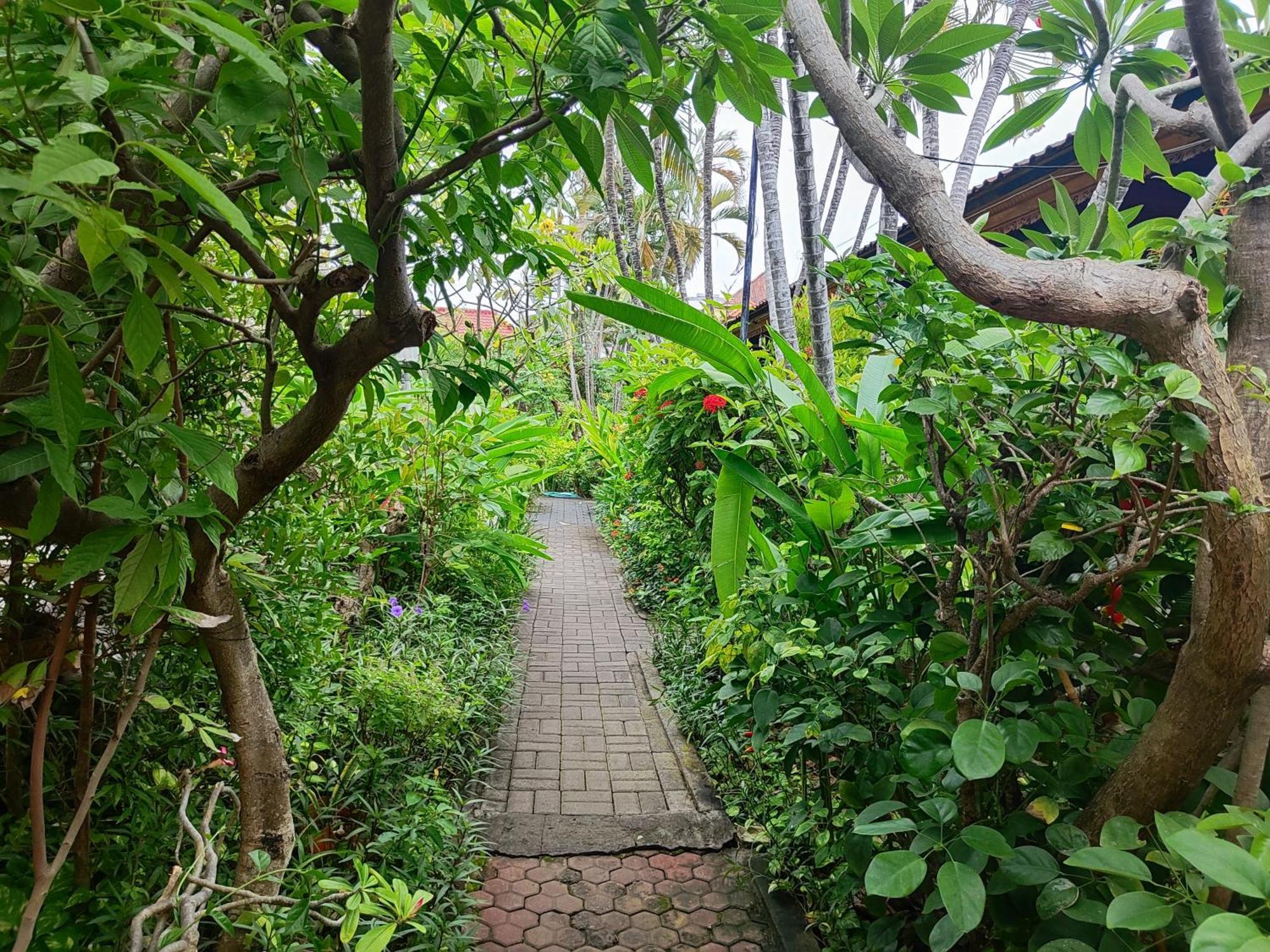 Legian Adus Beach Inn מראה חיצוני תמונה